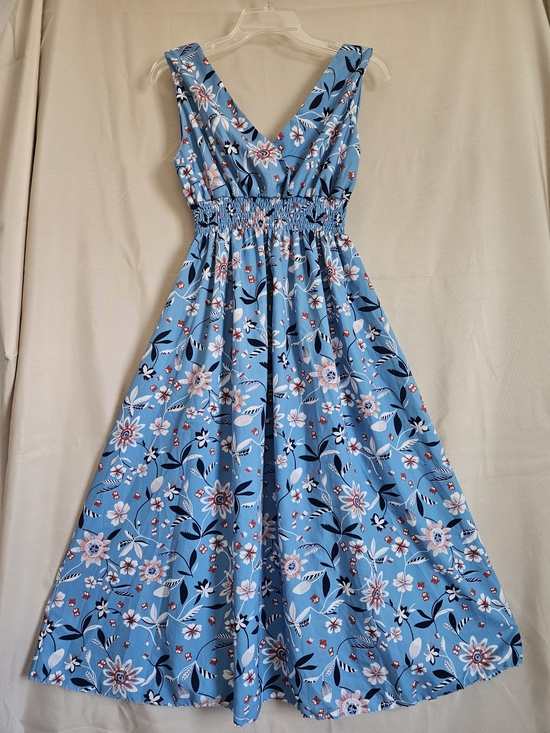 The Unbranded Brand Dresses & Skirts - Blue Floral V-Neck Sleeveless Midi Dress M/L
